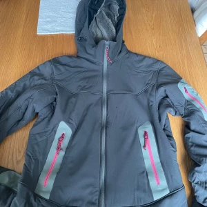 Arcteryx Jacka stl L - Säljer en Arcteryx jacka Wmns Shell jacket i stl L använt skick, lätt vaderad. skulle säga att stl är mer som en M. 