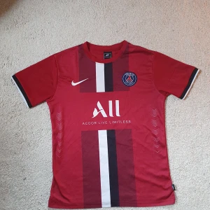 PSG jersey - Röd PSG jersey i bra skick för 300kr. Storlek S