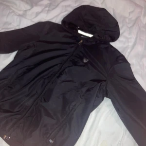 EA7 Jacka - Sällsynt Armani EA7 Jacka säljs inte längre, fint skick 8/10, säljer den nu för vill ha något nytt. Vid snabb affär går pris givetvis att diskutera. Kan frakta