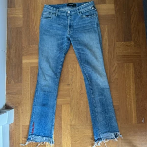 ⭐️ Lågmidjade Replay jeans ⭐️ - Lågmidjade Replay jeans i modellen Dominiqli. Jättebra skick, knappt använda.  Midjemått: 27  Längd: 28  