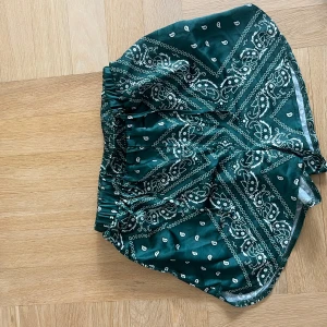 Shorts  - Supersnygga och sköna shorts i sidenmaterial. Coolt mönster så fint på sommaren 