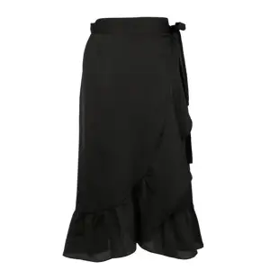 Svart wrap kjol från Neo noir i storlek S i använt skick