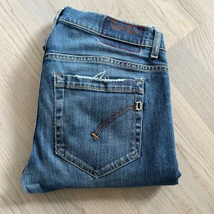 Dondup jeans - Feta dondup jeans | Modell ”George” | Storlek 32 | Helt okej skick, slitningar samt litet hål vid bakfickorna (se bild 4 + 5 | Skriv vid minsta fråga eller fundering 😁
