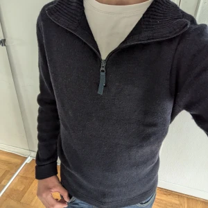 Armani jeans half zip - Jag säljer denna sjukt snygga stickade Armani jeans tröjan. Den e 8,5/10 skick. Storleken är M i vuxen storlek men e ganska slim.