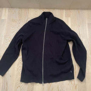 Zip sweatshirt - Säljer min mörkblåa zip sweatshirt för att den inte kommer till användning längre och tar bara plats. Den har inga defekter från användning 