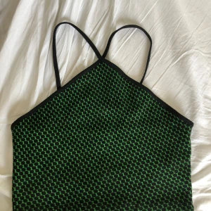 Halterneck topp - Jättegullig halterneck topp med coolt mönster 💕💕köpt på Zara för några år sedan men knappt använd sen dess då det inte riktigt är min stil