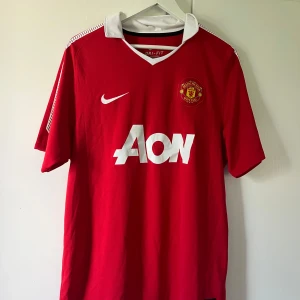 Manchester United 2010 Kit  - Helt äkta Man U tröja, köpt på Intersport, nästintill oanvänd! Skick 9/10, inget tryck på ryggen
