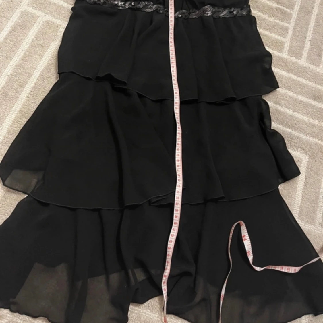 Svart klänning med volanger - 90