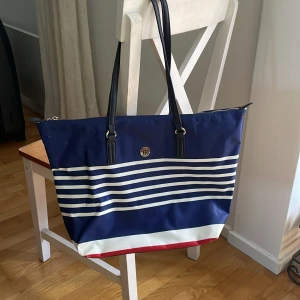 Väska - Fin och ren väska med bara lite lätta knappt synliga märken på. 