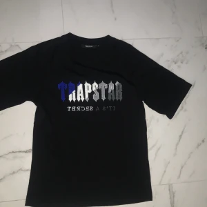 Trapstar Tshirt - Trapstar T-shirt. Lite oversized men inte mycket. Skick: 9/10. Använt ca 2 gånger. Pris kan diskuteras.
