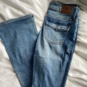 Lågmidjade jeans - Toppen skick! Jag kan tyvärr inte visa hur dom sitter på då dom är försmå. Men dom är lågmidjade och utsvängda. 💕 Midjemått: 75cm Innerbenslängd: 82cm