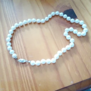 Pärlcollier med vita pärlor och lås. - Pärlcollier med vita pärlor och lås.