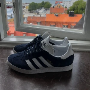 ADIDAS GAZELLE - Ett par nästan helt nya Adidas Gazelle, köpta för två veckor sedan! Säljer då jag har köpt annat och inte behöver dessa. Skicket är 9/10 och ser nästintill ut som nya. Storlek 42 2/3, passar 42-43. Hör av er vid fler funderingar 💯🤝