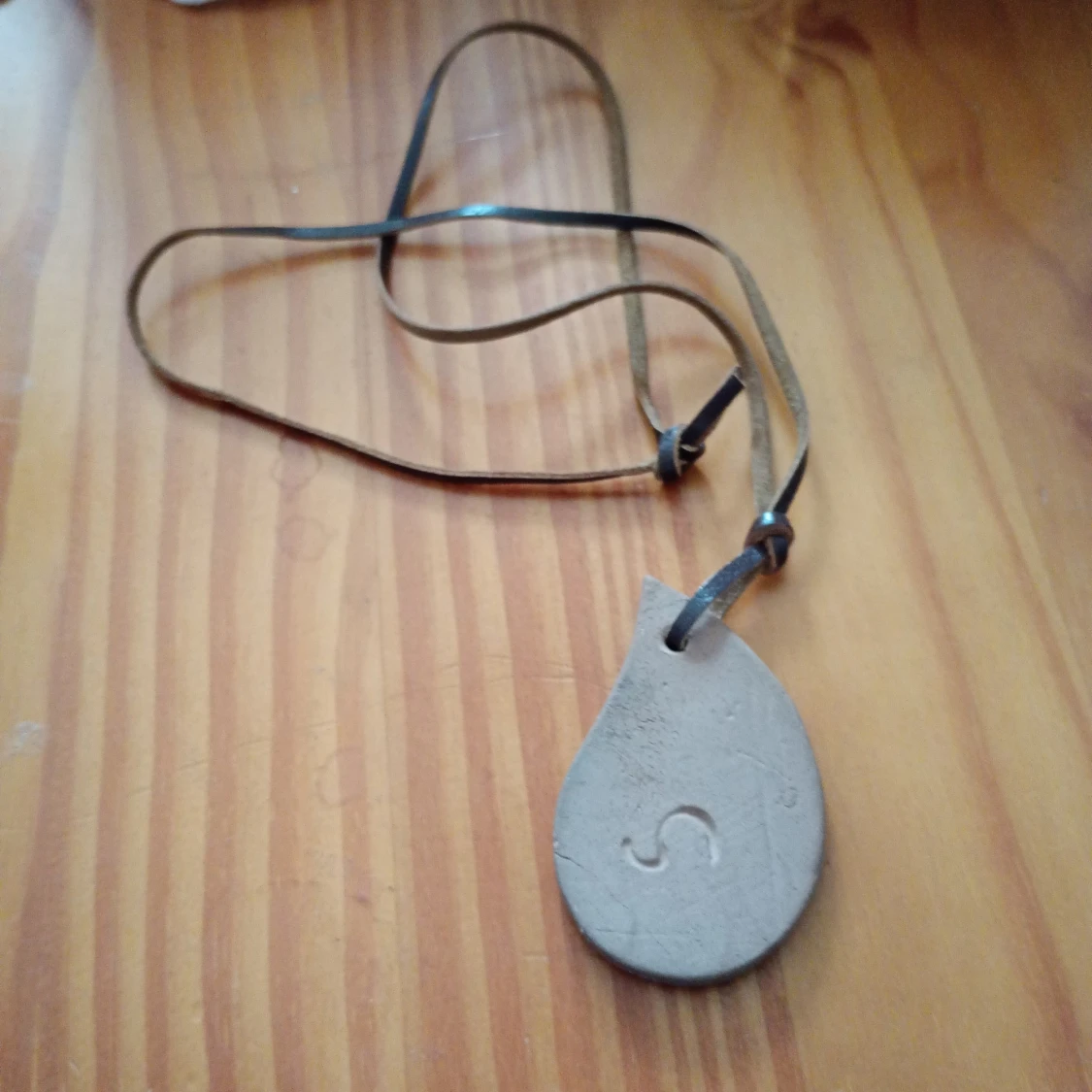 Halsband med hänge o läderband. - 2