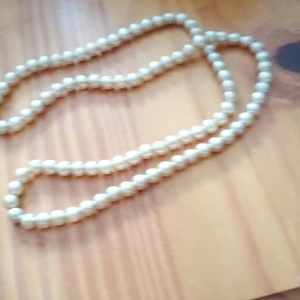 Halsband med pärlor guldfärgad. - Halsband med pärlor guldfärgad.