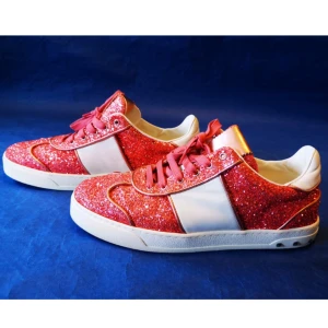 Valentino Sneakers - Snygga & unika röda glittriga Valentino skor i super bra skick, storlek 41.5