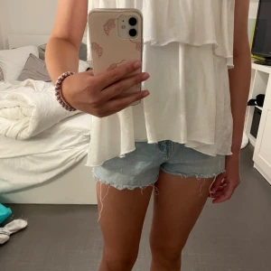 Jeans shorts  - Säljer mina jeans shorts för 50kr 🫶🏻 dom har justerbar midja så går att göra mindre och större 💕💕 dom är i fint skick 