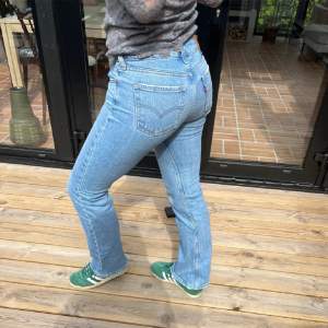 Säljer mina Low waisted bootcut jeans från Levis för att dom tyvärr blivit för stora!