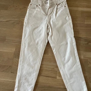 Vita snygga jeans! - Vita skit snygga straight leg jeans! Ny skick, aldrig använda! Passar xs, midjemått: 35cm innerben: 24cm längd: 91cm 