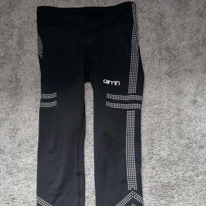 Aimn tights - Säljer ett par Aimn tights som är svarta med vita prickar. Storlek S. Aimn märket är lite slitet men syns knappt. Inte använda så mycket och köpta för flera år sedan. 
