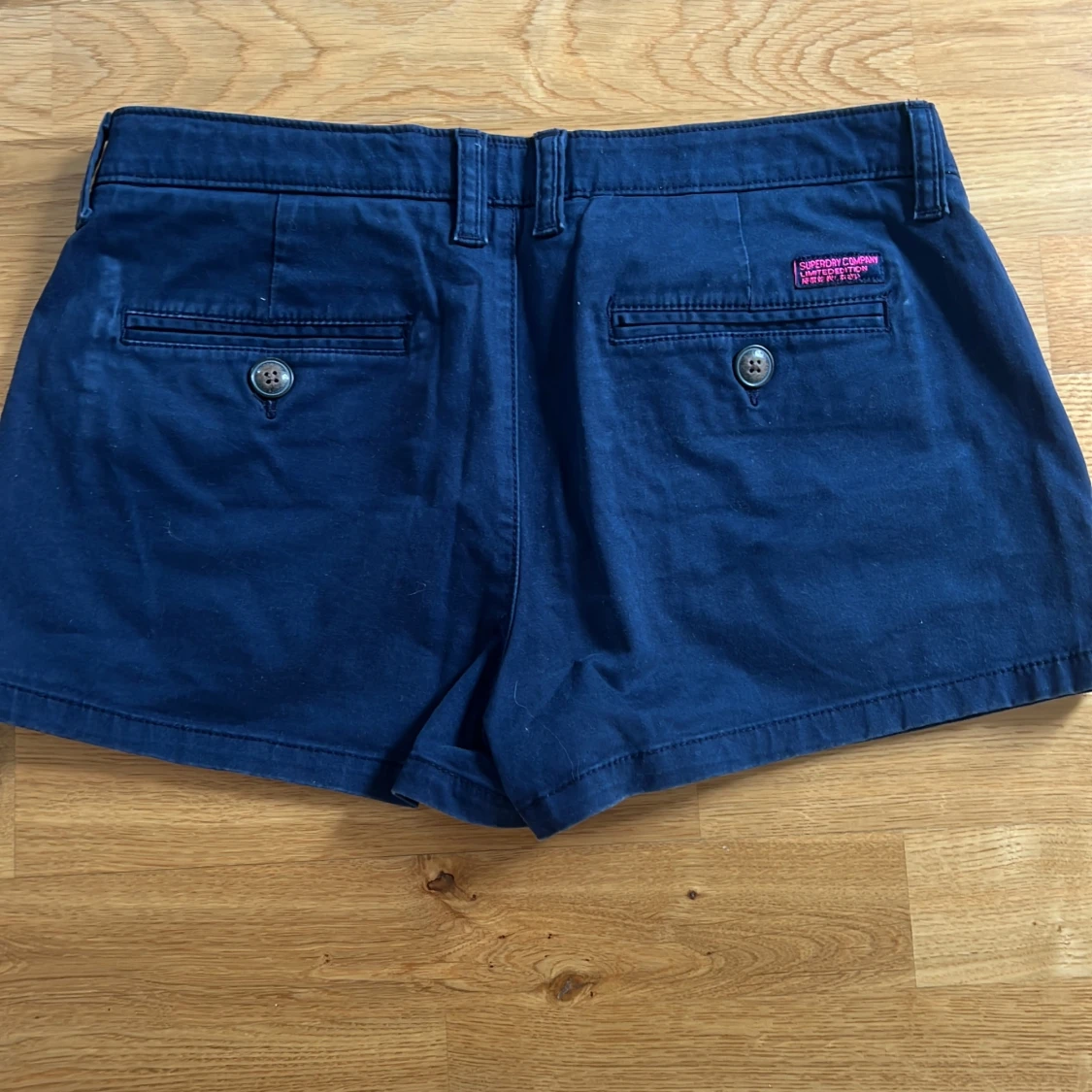 Lågmidjade korta shorts - 90
