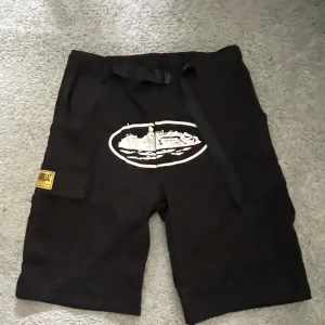 Corteiz cargo shorts - Säljer nu mina Corteiz Cargo Shorts i nyskick. Stl M passar perfekt om du är ca 180