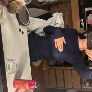 Tröja - Säljer min intimissimi tröja som inte använts längre den har blivit lite sliten som man ser på bilderna men det är för jag använt den ett antal ggr och tvättar den ofta ! Annars är tröjan lika fin