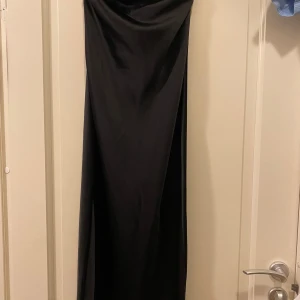 Satin tubklänning - Satin tube midi dress från ginatricot strl S, aldrig använd prislapp kvar på