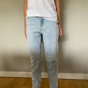 Ljusblåa jeans  - Jävligt snygga för sommaren och dom matchar till mycket Lite för små för mig.  Dom är i storlek ca 152 cm Bra skick