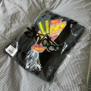 JNCO TWIN CANNON  - Helt nya Jnco twin cannon i färgen jet black🖤💯 köpta från deras hemsida och har kvitto🔥🔥 dm för mått eller andra frågor❤️🖤🔥kan gå med på trades🔥❤️🖤