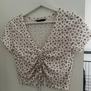 Blommig topp - Topp med dragsko från shein, strl M men passar nog även S 💕