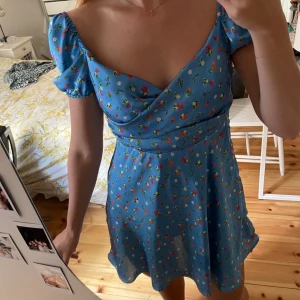 Kort sommarklänning - En supersöt sommarklänning från Zara som jag bara använt en gång. Den är ganska liten i storleken. Har du fler frågor får du gärna skriva till mig❤️