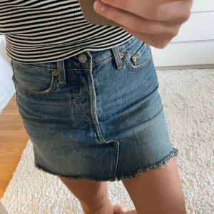 Levis jeanskjol - En otroligt fin jeanskjol från Levis i perfekt tvätt. Har tyvärr blivit i minsta laget för mig. I en kortare modell. I en storlek 24 så passar en XXS/XS skulle jag tro. Perfekt till sommaren🧡💛🌸