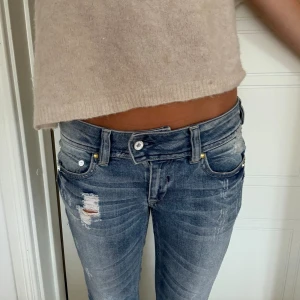 Lågmidjade bootcut/raka jeans med hål - Jätte fina jeans i bra skick från only💕Midjemått är 38cm rakt över och innerbenslängden är 78cm, dom är uppsprättade längst ner!! Köp gärna genom köp nu💖