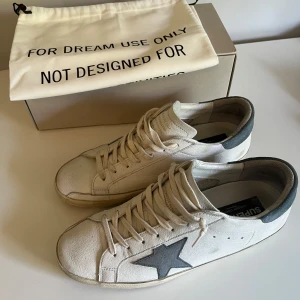 Golden Goose Skor - Säljer mina golden gosse skor då den är för små - Skick 9/10, använda fåtal gånger - Kan sänka priset vid snabb affär - Tveka inte på att höra av er vid frågor.