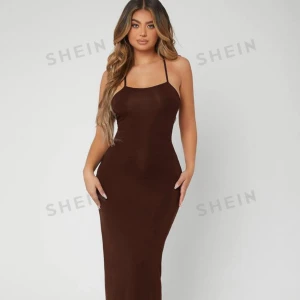 Bodycon klänning med öppen rygg - Bodycon klänning med öppen rygg från shein. Storlek S. Har aldrig använt. Köparen står för frakten 