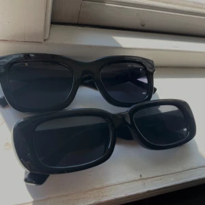 Solglasögon  - Oanvända solglasögon från Gina Tricot. Säljer båda för 150kr och var för sig föd 100kr.  