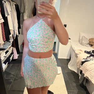 Finaste settet - Säljer nu mitt fina sett från zara som ej säljs längre, som tyvärr inte riktigt passar mig. Har använt detta kanske 2-3 gånger men det är verkligen ett så fint sett!! Obs det finns en dragkedja på sidan av kjolen🌟💕 Kjol: XS Topp: S Pris kan diskuteras 