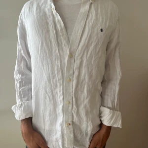 100% Morris linnekskjorta - Säljer en skit snygg Morris linneskjorta som består av 100%. Den är i väldigt fint skick förutom att en knapp saknas. Den är i storlek L men passar definitivt M då jag egentligen bär mellan S-M. 