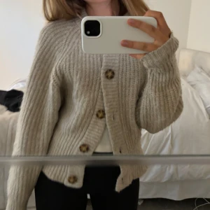 Stickad kofta - Beige stickad kofta från zara, storlek s💕💕☺️