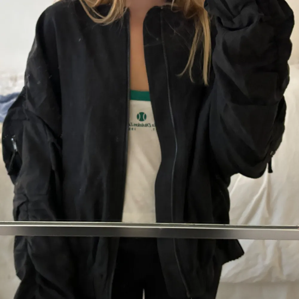 Bomberjacka från NAKD, använt en gång, mörkgrå/svart och sjukt snygg!💕storlek xs/xxs. Takit.
