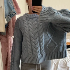 blå stickad tröja  - säljer denna för den är lite stor, Den är i storlek L men för mig blir den lite större men sitter ändå bra, jag brukar ha Xs S 