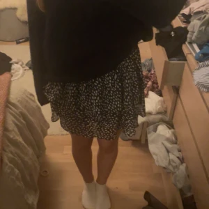 prickig kjol! - säljer denna så snygga prickiga volang kjolen! Har inga tecken på användning! Går även att använda som topp!