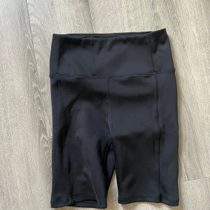 Svarta träningsshorts  - Svarta träningsshorts som aldrig är använda, väldigt bekvämt material med stretch 