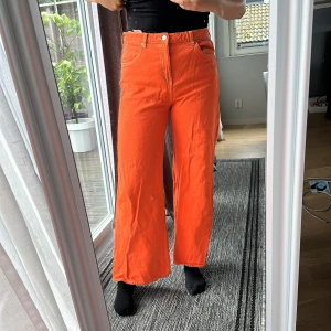 Orangea jeans - Så snygga och coola jeans från weekday, hög midja💕 säljes pga kommer aldrig till användning<3