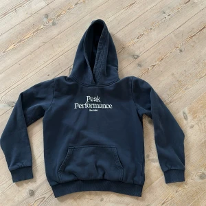 Peak performance hoodie - Strl 160. Använt men fint skick