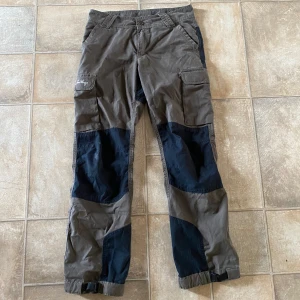 Lundhags byxor - Det är ett par byxor från Lundhags, man kan vandra i dem, vattentäta man kan princip gö lite vadsomhelst med byxorna, har haft dem i 2 månader och dem va fantastiska men är tyvärr för små för mig!