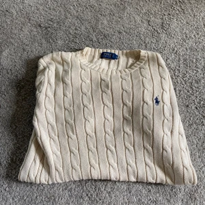 Ralph lauren S - Tja säljer en kabelstickad tröja från Ralph lauren i strl S passar XS också. Den är i 10/10 skick, inga fläckar eller några som helst slitningar,