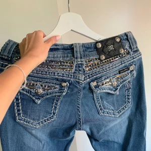Miss me jeans 27 - Säljer nu vidare dessa sjukt snygga miss me jeans i storlek 27. Säljer för att jag mätt fel och dom tyvärr inte passade mig. Modellen är bootcut och skicket är fint. Inga defekter. Skriv om du undrar något!💕