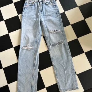 Jeans från Gina Tricot strl 32 i fint skick  - Jeans från Gina Tricot strl 32 i fint skick  Knappt använda  Mom modell ser det ut som 